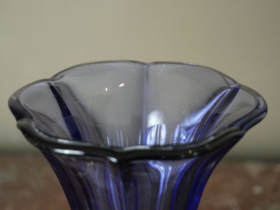 null VAL SAINT LAMBERT Belgium
Purple molded glass horn vase on a hexagonal base....