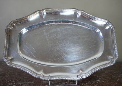 null CHRISTOFLE
Silver-plated oval dish with scalloped edges decorated with a frieze...