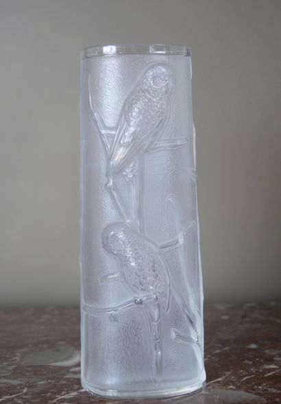 LALIQUE France
Vase aux perruches in molded...