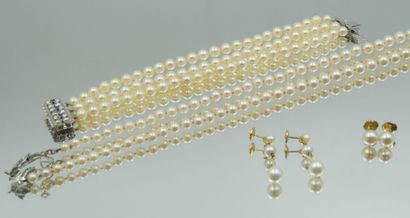 null Lot of pearl jewelry including : 
- A bracelet, the clasp in 750 thousandths...