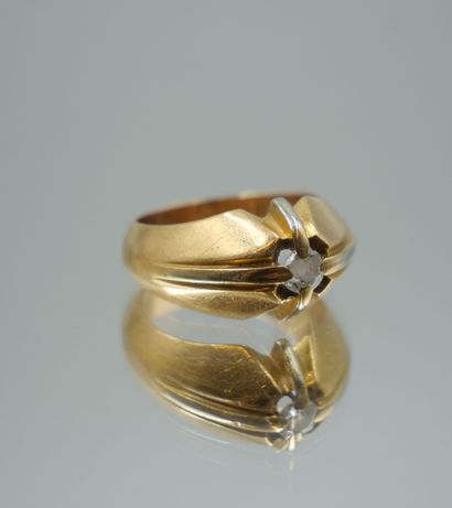 null Wedding band ring in 750 thousandths gold centered with an old-cut diamond....