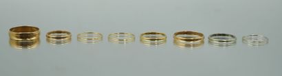 Suite of 8 gold wedding bands of various...