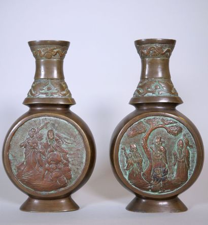 null CHINA 
Pair of gourd-shaped vases in green patina bronze decorated with sages...