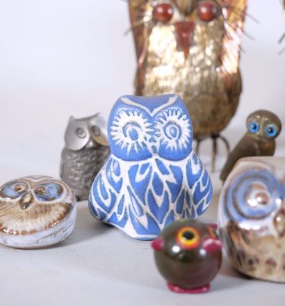 null Set of over 40 owls in metal, carved stone, ceramic, wicker, metal, molded pressed...