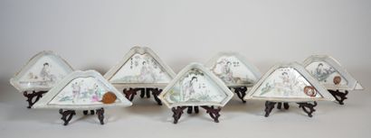 null CHINE 
Suite de 7 coupelles de forme triangulaire en porcelaine à décor polychrome...