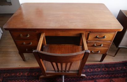null Set of mahogany-stained natural wood office furniture comprising : 
- A flat...