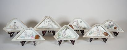 null CHINE 
Suite de 7 coupelles de forme triangulaire en porcelaine à décor polychrome...