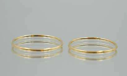null Suite of 8 gold wedding bands of various sizes and thicknesses. 
Total weight:...