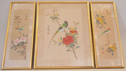 null JAPON 
Trois pièces encadrées représentant des oiseaux sur des branchages. Peinture...