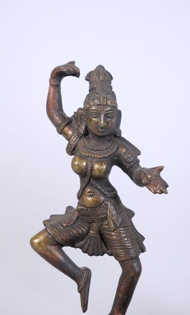 null INDIA
Set of 6 bronze statuettes including standing female deities, dancers,...