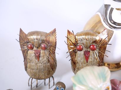 null Set of over 40 owls in metal, carved stone, ceramic, wicker, metal, molded pressed...