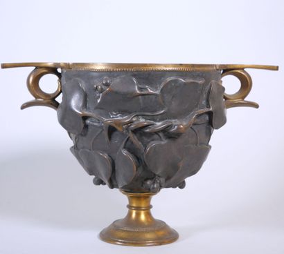 null Ferdinand BARBEDIENNE (1810 - 1892)
Antique-style bowl in bronze with a brown...