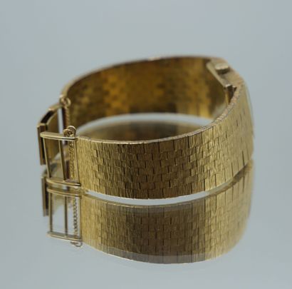 null Ladies' wristwatch in 750 thousandths gold, square-shaped case, baton numerals...