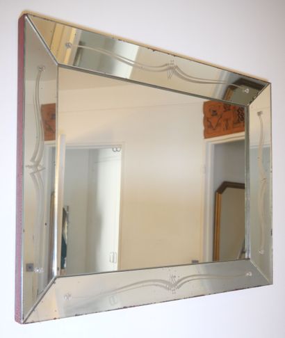 null Miroir à parecloses de forme rectangulaire en verre gravé. Travail moderne de...