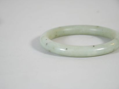 null CHINE
Deux bracelets rigide en jadéite, un vert et un vert clair. Diamètre :...