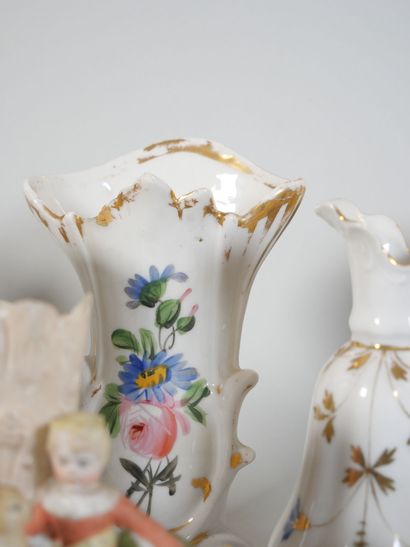 null Lot de 21 petits vases en céramique, essentiellement en porcelaine de forme,...