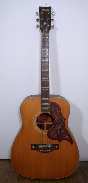 null YAMAHA 
Guitare sèche modèle FG-300, NIPPON GAKKI 
Dimensions : 102 x 41 x 11...