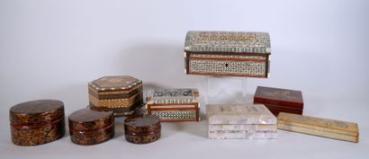 null Lot of 7 boxes including : 
- Two rectangular boxes with domed lids in the Syrian...