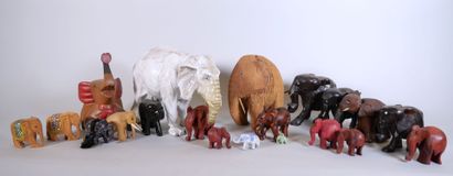 null Set of 20 elephant trinkets in stained wood, ceramic and coconut. 
Dimensions...