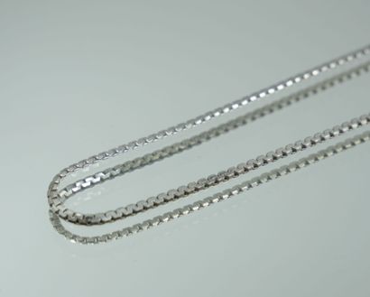 null Articulated necklace in 750 thousandths white gold holding a heart-shaped diamond...