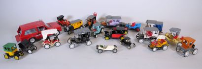 null Marque RAMI by J.M.K 
Réunion de 15 voitures miniatures en métal peint de différentes...