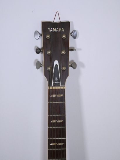 null YAMAHA 
Guitare sèche modèle FG-300, NIPPON GAKKI 
Dimensions : 102 x 41 x 11...
