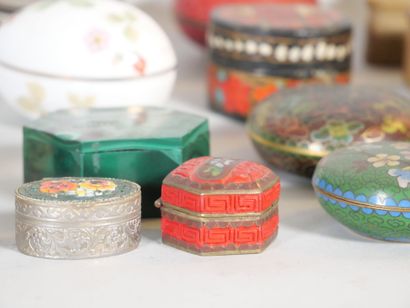null Suite of over 60 small covered boxes or snuffboxes of various sizes in cloisonné...