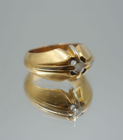 Wedding band ring in 750 thousandths gold...