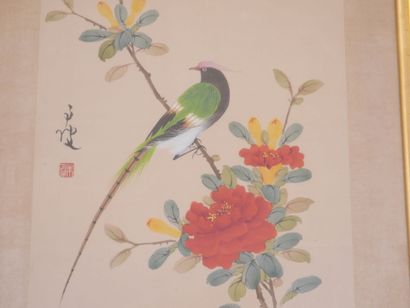 null JAPON 
Trois pièces encadrées représentant des oiseaux sur des branchages. Peinture...