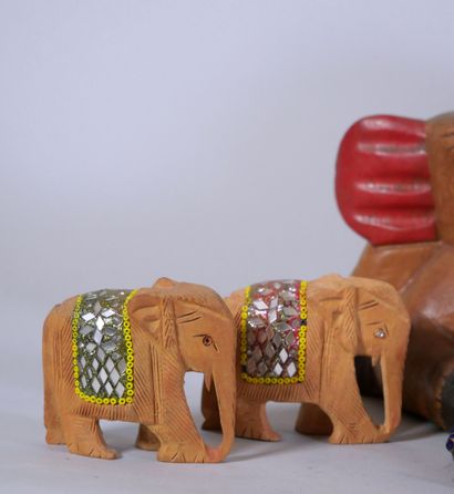 null Set of 20 elephant trinkets in stained wood, ceramic and coconut. 
Dimensions...