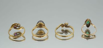 null Suite of 4 rings in 750 thousandths gold including : 
- toi & moi ring centered...