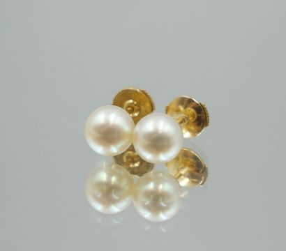 null Lot de bijoux en perles comprenant : 
- Un bracelet, le fermoir en or 750 millièmes...