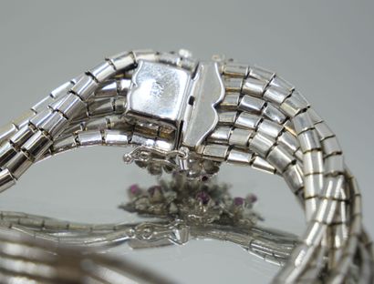 null Bracelet six rangs articulés en or gris 750 millièmes gravé, le fermoir à décor...