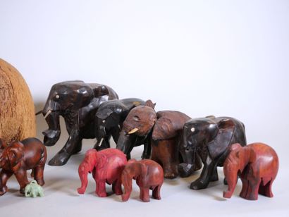 null Lot de 20 bibelots représentant des éléphants en bois teinté, céramiques et...
