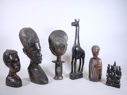 null ART AFRICAIN 
Réunion de 6 sujets en bois teinté noir représentant une girafe,...