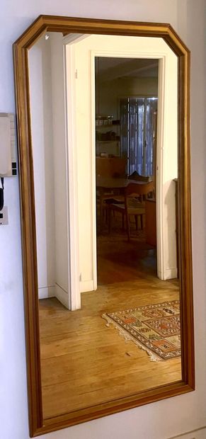 null Rectangular gilded wood mirror. Modern work. 
Dimensions : 150 x 75 cm 

Lots...