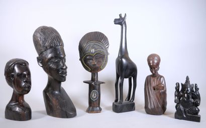 null ART AFRICAIN 
Réunion de 6 sujets en bois teinté noir représentant une girafe,...