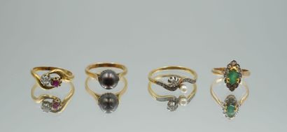null Suite of 4 rings in 750 thousandths gold including : 
- toi & moi ring centered...