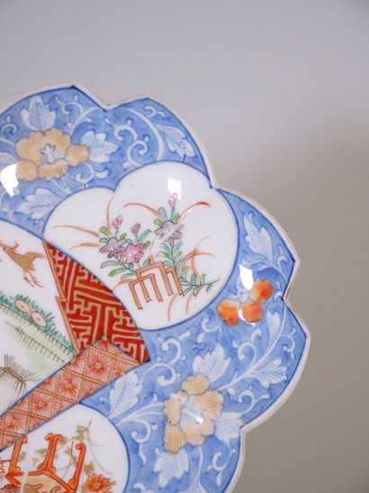 null CHINA 
Suite of 3 poly-lobed porcelain plates decorated with cartouches depicting...