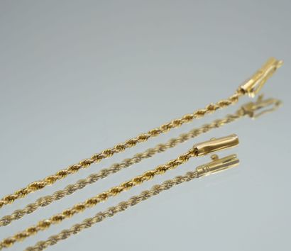 null Long, twisted-link chain in 750 thousandths gold holding an Egyptian cartouche...