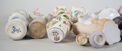 null Lot de 21 petits vases en céramique, essentiellement en porcelaine de forme,...