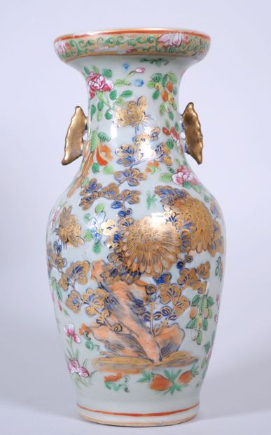 CHINA 
Small baluster-shaped porcelain vase...