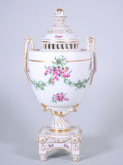 Porcelain potpourri vase of baluster form,...