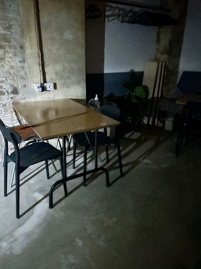 null Ensemble de mobilier (sous-sol) comprenant 6 tables de travail rectangulaires...