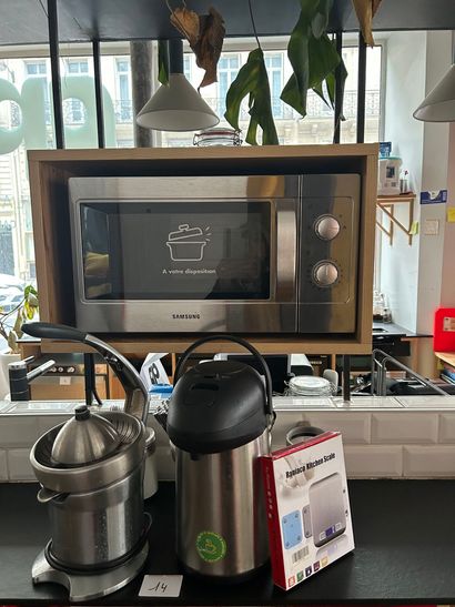 null Lot comprenant 1 Four micro-ondes SAMSUNG + PRESSE AGRUMES + 2 THERMOS CAFE...
