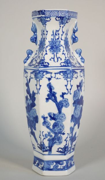 CHINE 
Vase en porcelaine de forme hexagonale...