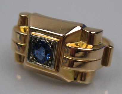 null Bague en or jaune sertie d'un petit saphir rond facetté. Vers 1940. Poids brut:...