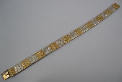 null Bracelet souple en or blanc et jaune à décor gravé de rinceaux. Poids: 17 g...