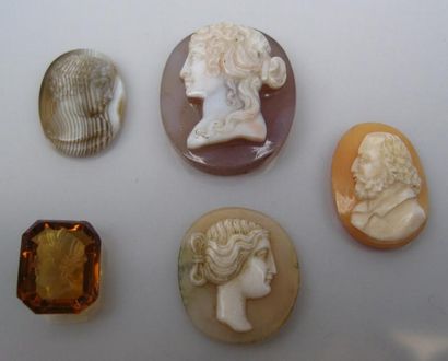 null Lot comprenant: deux camées agate, deux camées coquille et une intaille en verre,...