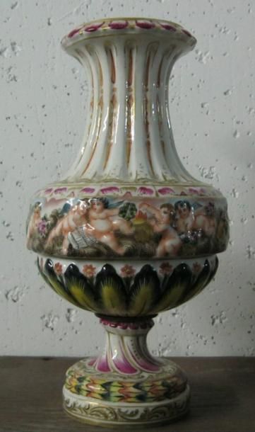 CAPODIMONTE Vase en porcelaine polychrome et dorée à décor d'anges musiciens.